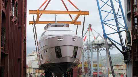 Azimut Yatch lifted al La Spezia Container Terminal