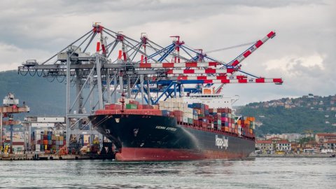 Hapag lloyd Vienna Express at La Spezia Container Terminal